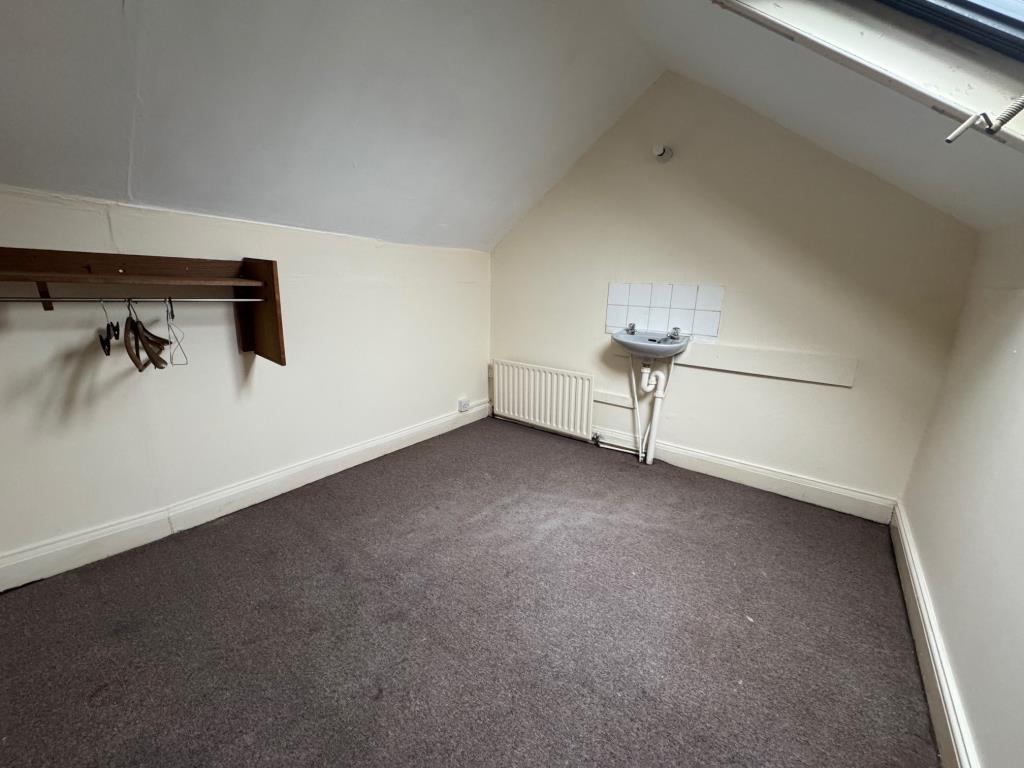 Lot: 161 - CITY CENTRE TERRACE HOUSE - Attic room